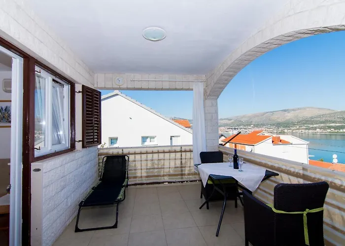 Apartmán Holidays Slanada With Terrace And Sea View, Near The & Town Trogir, Free Parking, Quiet Place On Peninsula Ciovo *