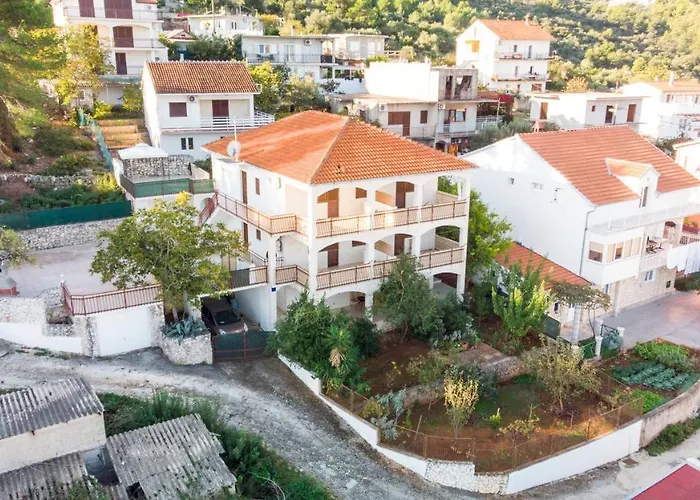Apartmán Holidays Slanada With Terrace And Sea View, Near The & Town Trogir, Free Parking, Quiet Place On Peninsula Ciovo