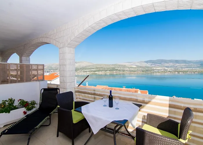 Apartmán Holidays Slanada With Terrace And Sea View, Near The & Town Trogir, Free Parking, Quiet Place On Peninsula Ciovo *