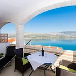Appartamento Holidays Slanada With Terrace And Sea View, Near The & Town Trogir, Free Parking, Quiet Place On Peninsula Ciovo *