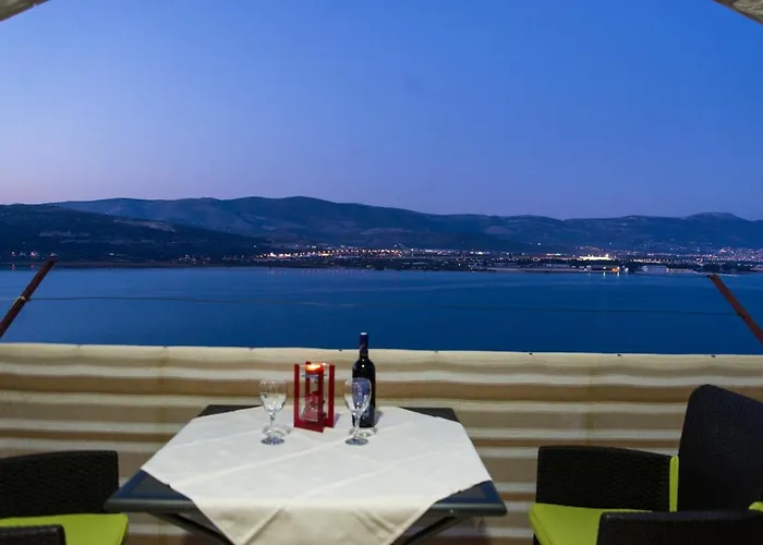 Holidays Slanada With Terrace And Sea View, Near The & Town Trogir, Free Parking, Quiet Place On Peninsula Ciovo شقة