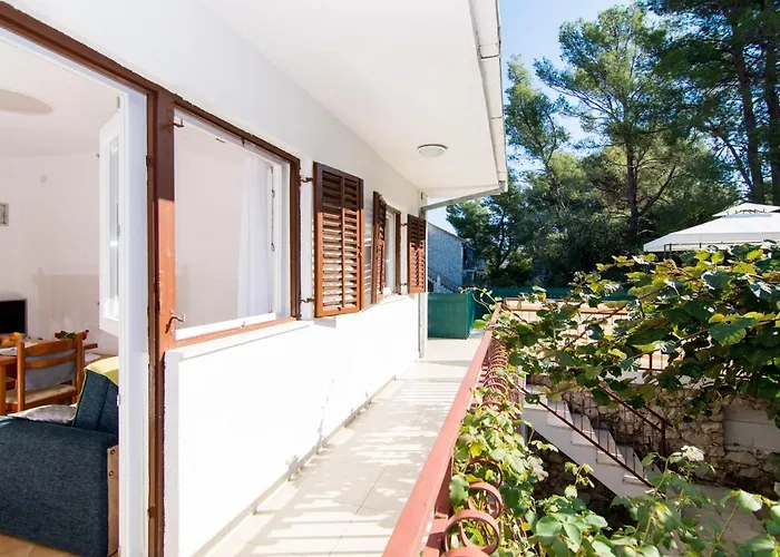 Holidays Slanada With Terrace And Sea View, Near The & Town Trogir, Free Parking, Quiet Place On Peninsula Ciovo Appartement