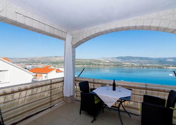 Holidays Slanada With Terrace And Sea View, Near The & Town Trogir, Free Parking, Quiet Place On Peninsula Ciovo Appartement