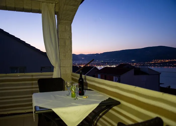 Holidays Slanada With Terrace And Sea View, Near The & Town Trogir, Free Parking, Quiet Place On Peninsula Ciovo شقة