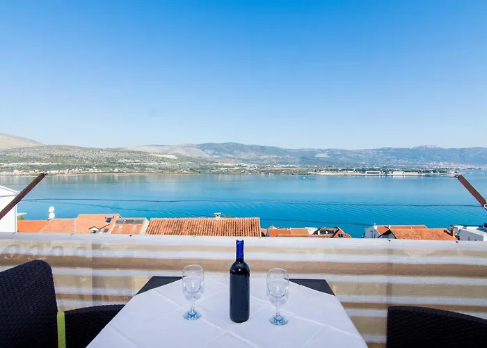 Holidays Slanada With Terrace And Sea View, Near The & Town Trogir, Free Parking, Quiet Place On Peninsula Ciovo شقة